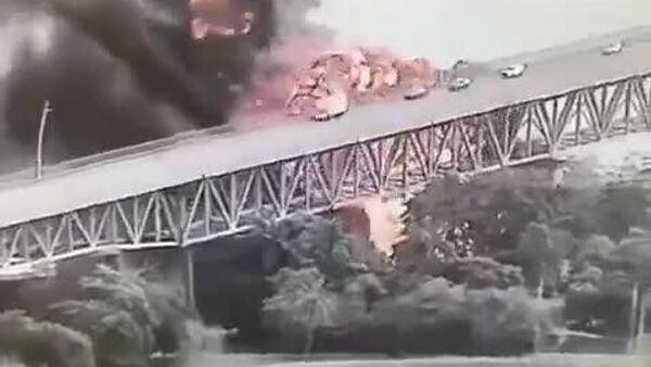 Мощные взрывы автоцистерн в столице Панамы попали на видео - Sputnik Узбекистан