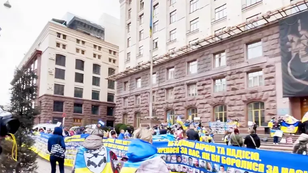 Родственники пропавших без вести солдат ВСУ вышли на митинг в центре Киева - Sputnik Ўзбекистон