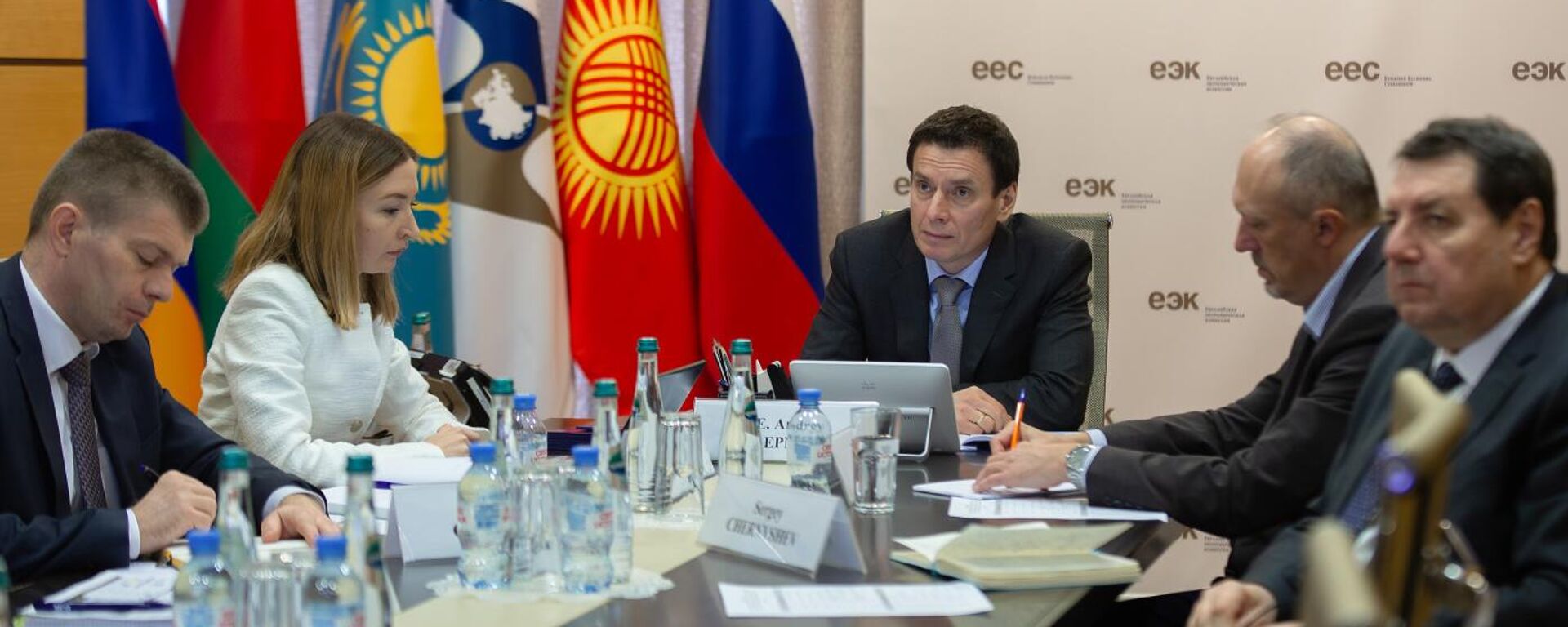 Vstrecha chlena Kollegii po torgovle YeEK Andreya Slepneva s ministrom torgovli Pakistana  - Sputnik O‘zbekiston, 1920, 07.04.2026