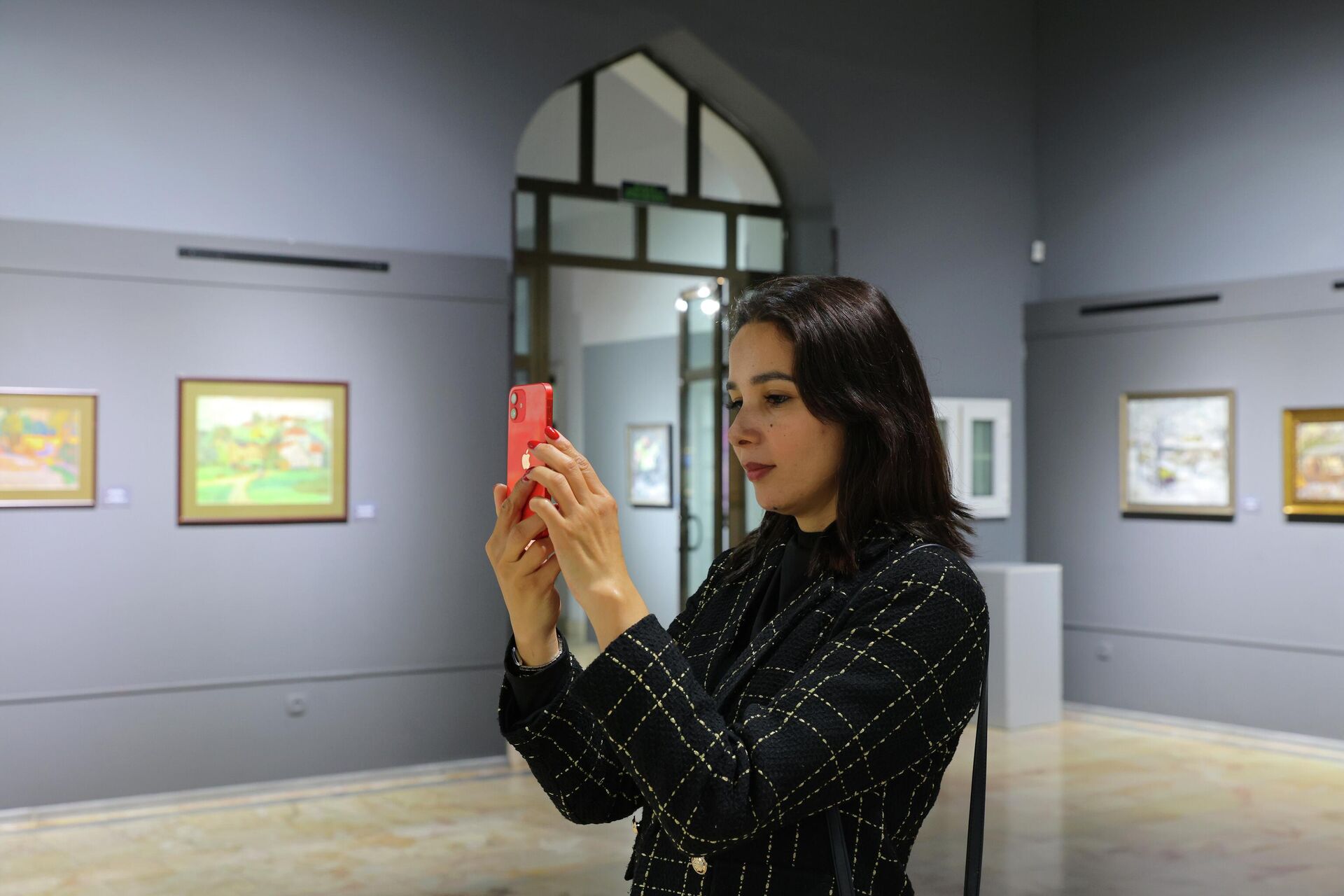 Посетительница выставки - Sputnik Узбекистан, 1920, 08.04.2026