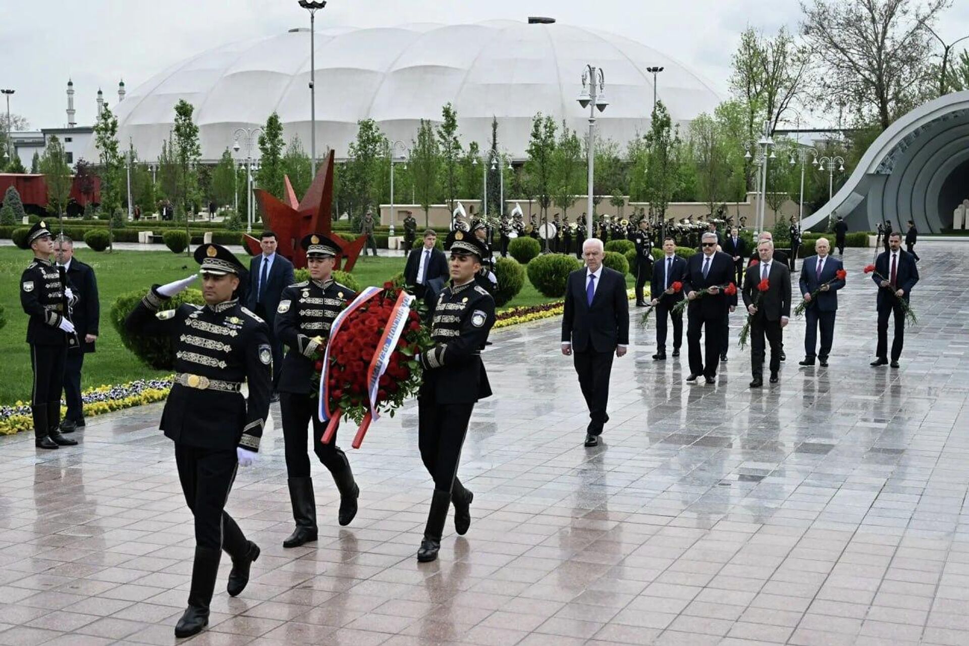 Генпрокурор России посетил мемориальный комплекс Парк Победы в Ташкенте - Sputnik Узбекистан, 1920, 08.04.2026