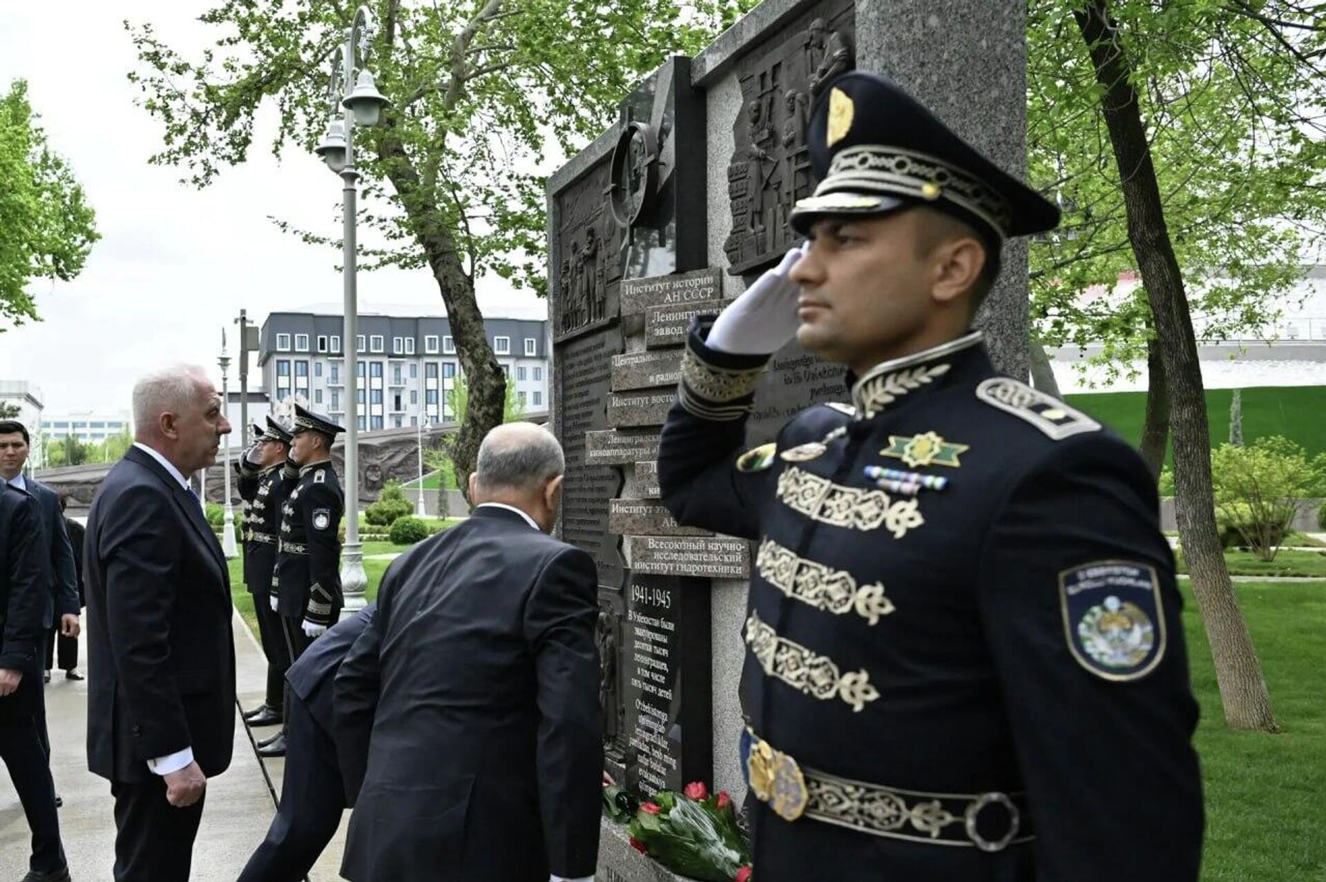 Генпрокурор России посетил мемориальный комплекс Парк Победы в Ташкенте - Sputnik Узбекистан, 1920, 08.04.2026