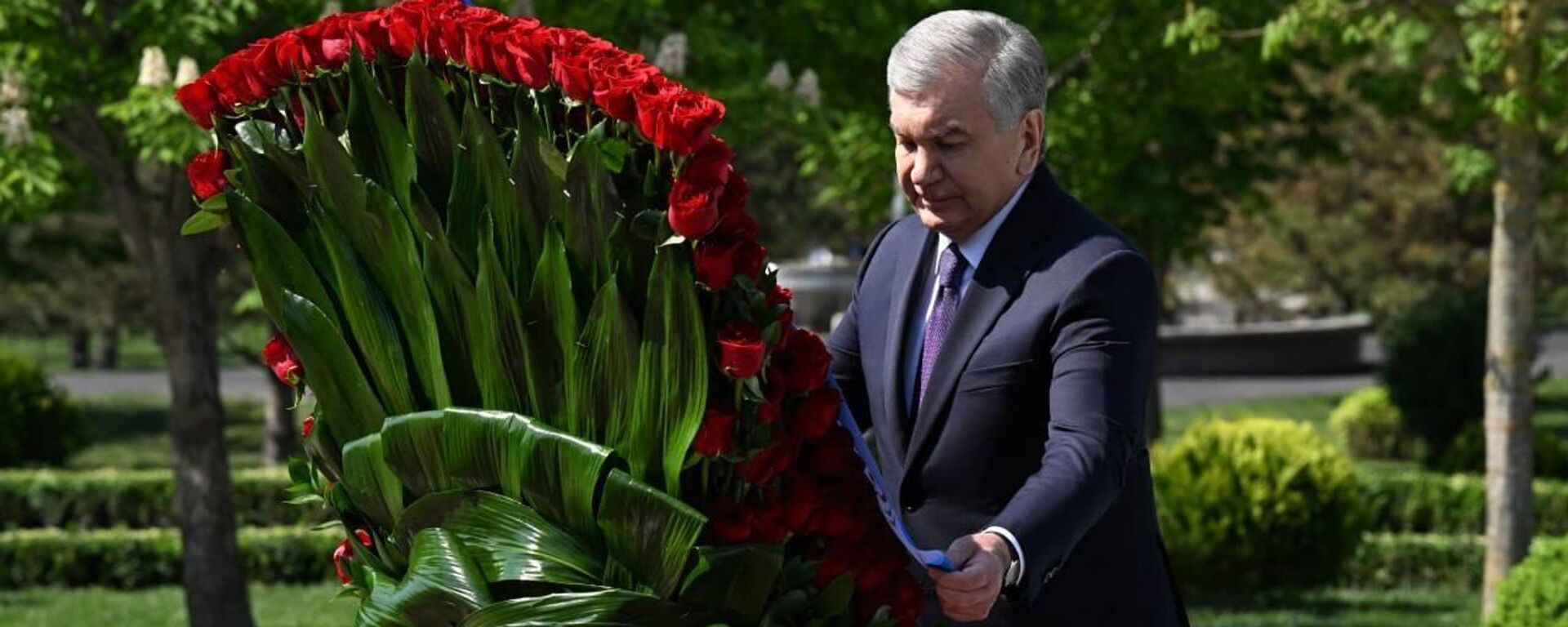 Шавкат Мирзиёев возложил венок к подножию памятника Амиру Темуру в Ташкенте - Sputnik Узбекистан, 1920, 09.04.2026