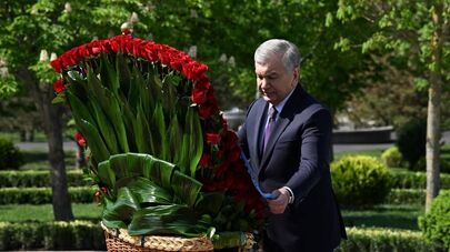 Шавкат Мирзиёев возложил венок к подножию памятника Амиру Темуру в Ташкенте