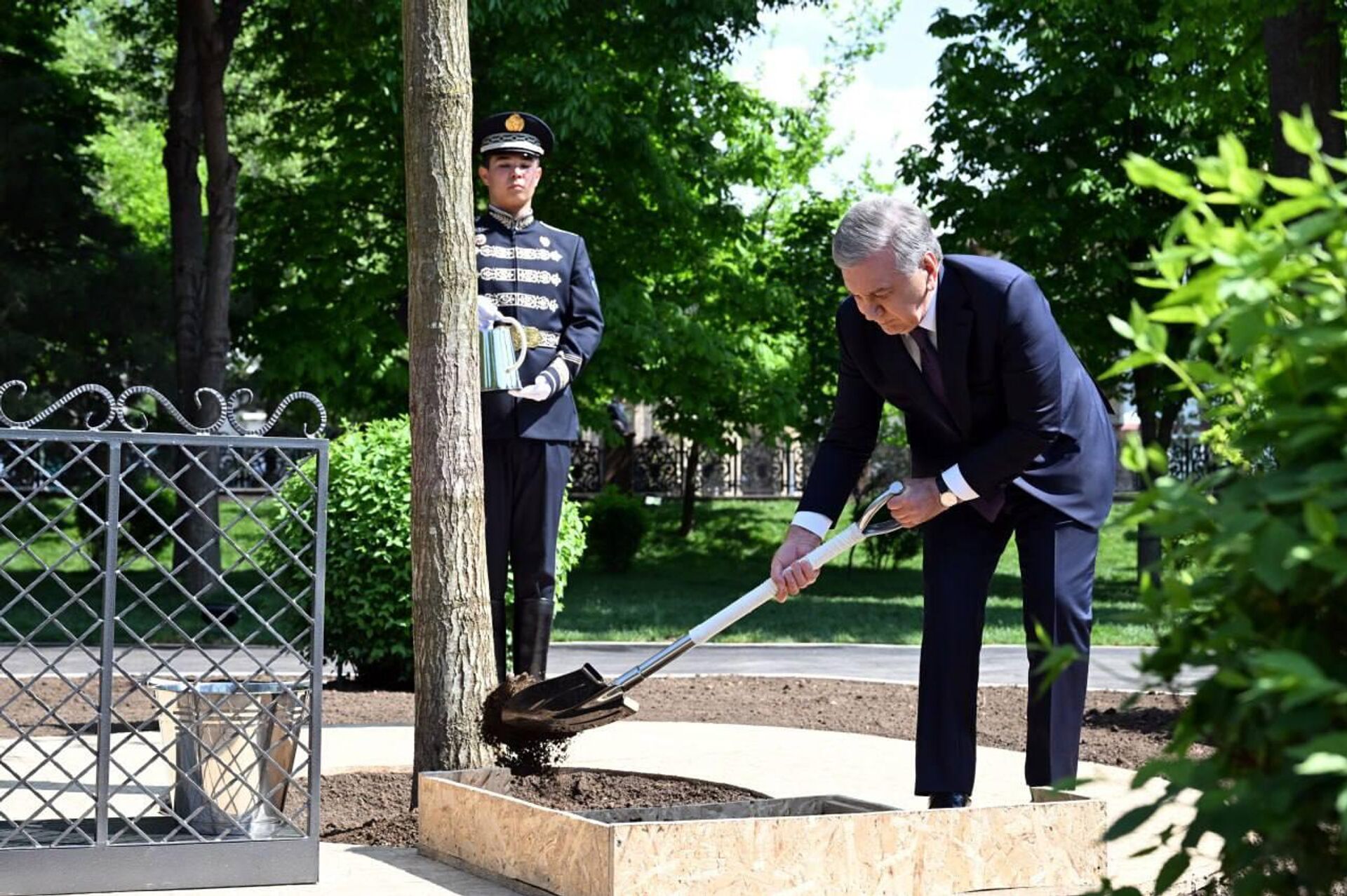 Президент Шавкат Мирзиёев посадил дерево в сквере Амира Темура в Ташкенте - Sputnik Узбекистан, 1920, 09.04.2026