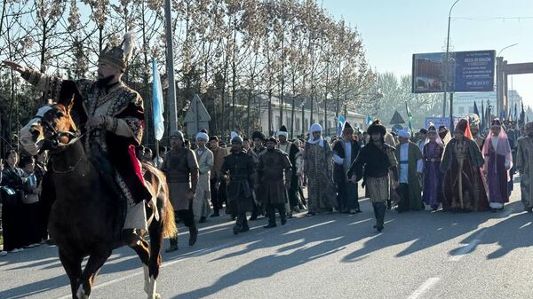 В Каттакургане день рождения Амира Темура отметили торжественным маршем - Sputnik Узбекистан