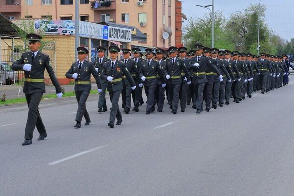 В Каттакургане день рождения Амира Темура отметили торжественным маршем - Sputnik Узбекистан