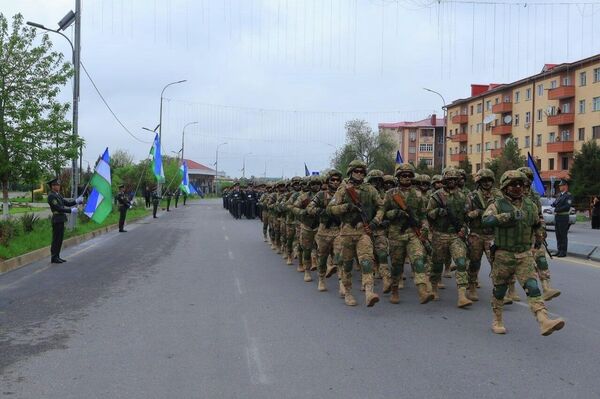 В Каттакургане день рождения Амира Темура отметили торжественным маршем - Sputnik Узбекистан