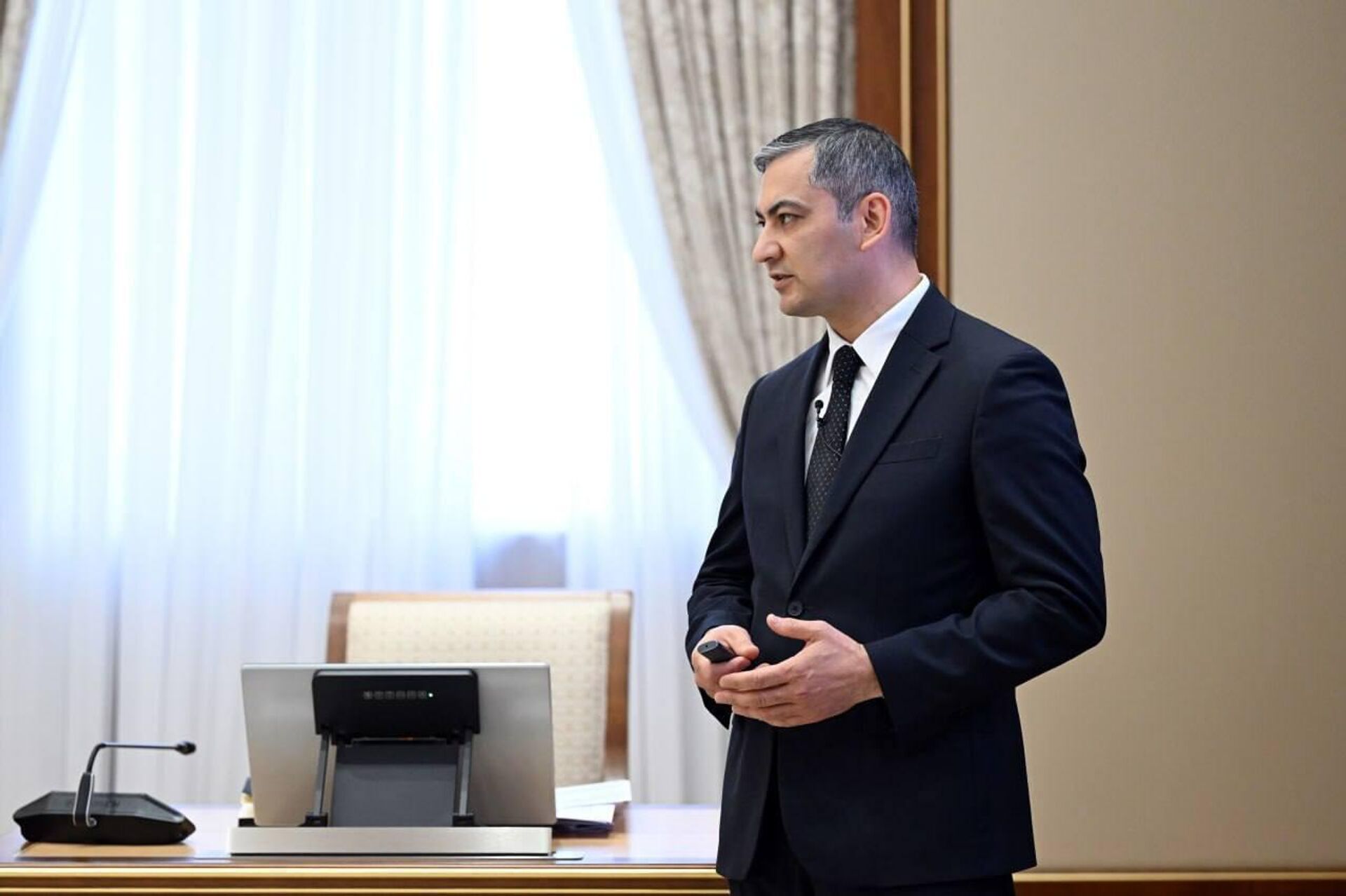 Шавкат Мирзиёев ознакомился с предложениями по развитию электронной коммерции и созданию бондовых складов - Sputnik Узбекистан, 1920, 10.04.2026