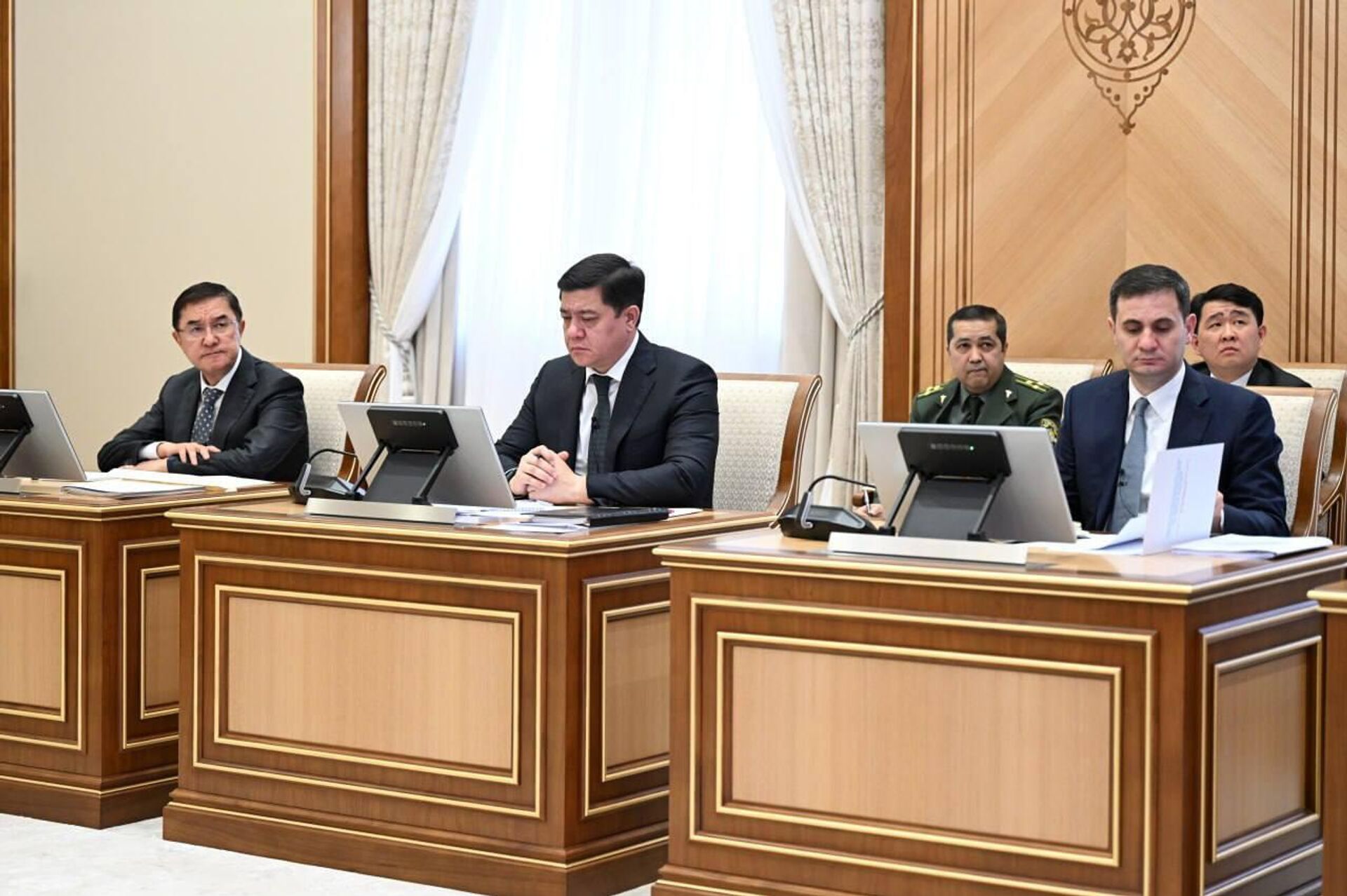 Шавкат Мирзиёев ознакомился с предложениями по развитию электронной коммерции и созданию бондовых складов - Sputnik Узбекистан, 1920, 10.04.2026