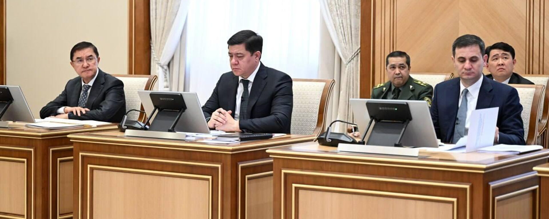 Президент Шавкат Мирзиёев ознакомился с презентацией предложений, направленных на развитие электронной коммерции и налаживание деятельности бондовых складов. - Sputnik Ўзбекистон, 1920, 10.04.2026