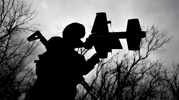 Расчет дрона-перехватчика Ёлка на Добропольском направлении СВО - Sputnik Узбекистан