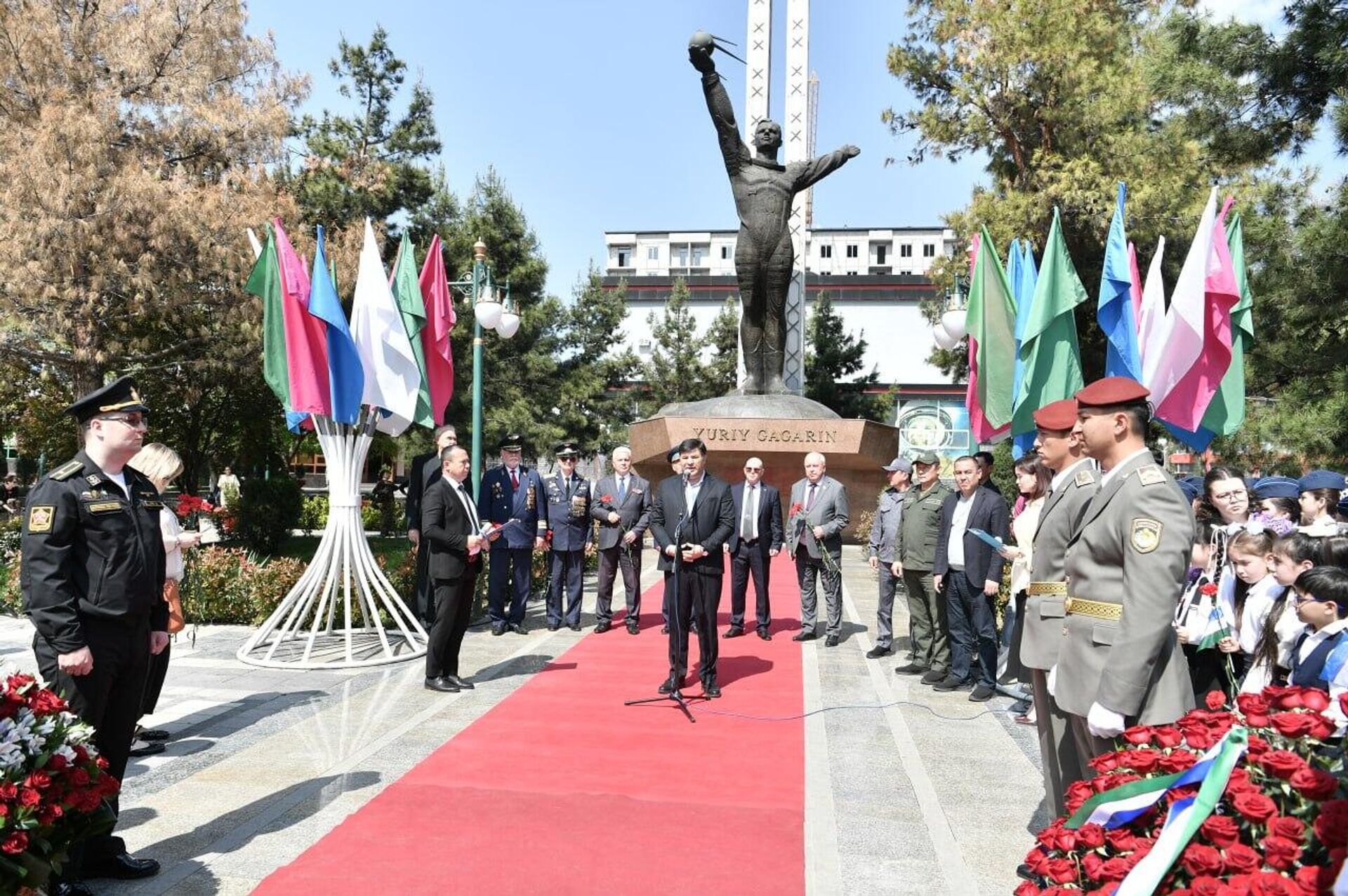 Возложение цветов памятнику Юрию Гагарину в Ташкенте Возложение цветов памятнику Юрию Гагарину в Ташкенте - Sputnik Узбекистан, 1920, 10.04.2026
