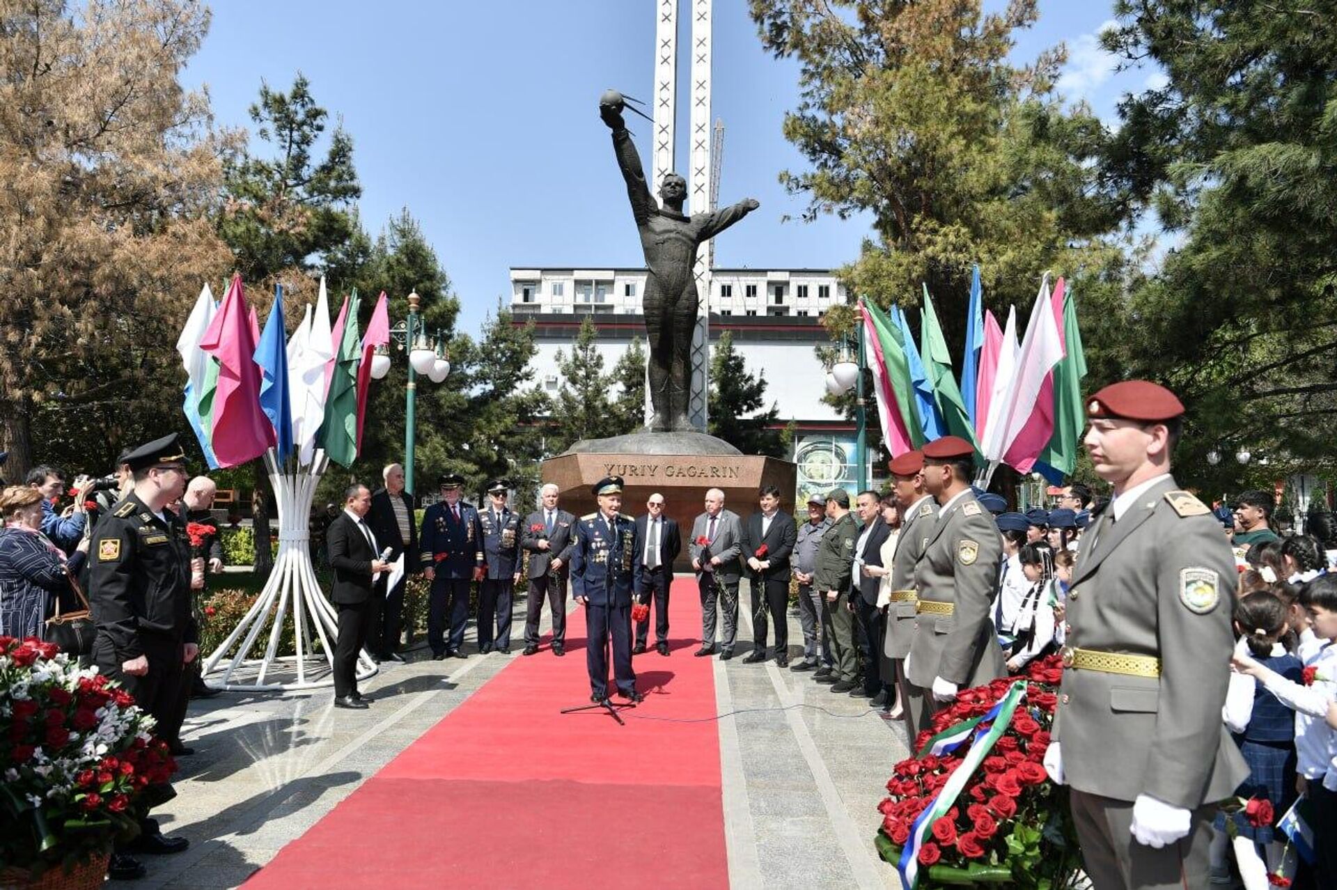 Возложение цветов памятнику Юрию Гагарину в Ташкенте Возложение цветов памятнику Юрию Гагарину в Ташкенте - Sputnik Узбекистан, 1920, 10.04.2026