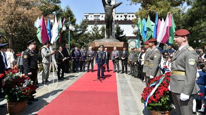В Ташкенте возложили цветы к памятнику Юрию Гагарину. 