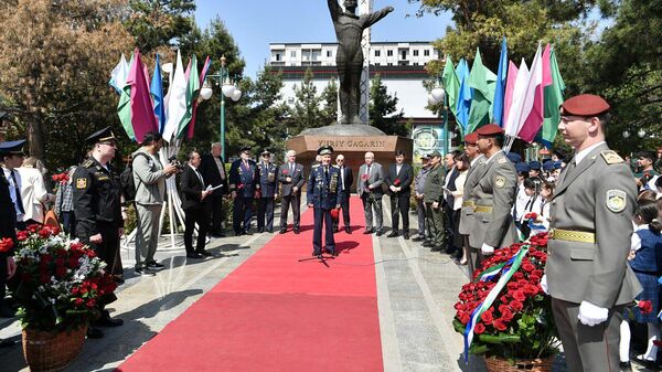 В Ташкенте возложили цветы к памятнику Юрию Гагарину.  - Sputnik Узбекистан