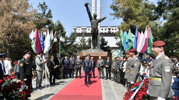 Toshkentda Yuriy Gagarin haykali poyiga gullar qo‘yildi - Sputnik O‘zbekiston