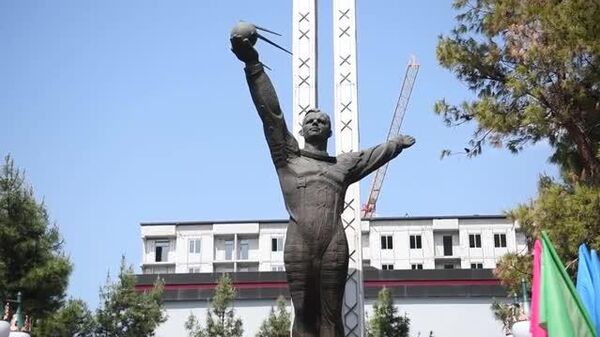 В Ташкенте возложили цветы к памятнику Юрию Гагарину - Sputnik Узбекистан