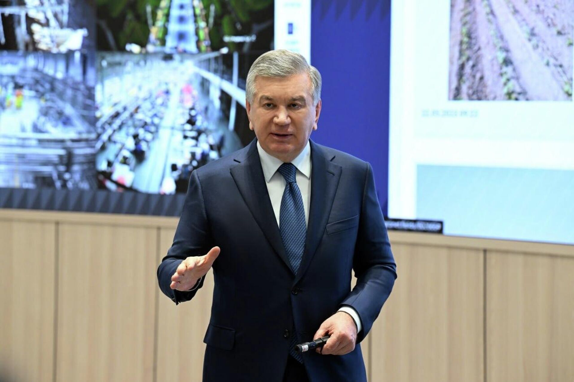 Шавкат Мирзиёев ознакомился с созидательной работой в новом административном центре Бухарской области. - Sputnik Узбекистан, 1920, 11.04.2026