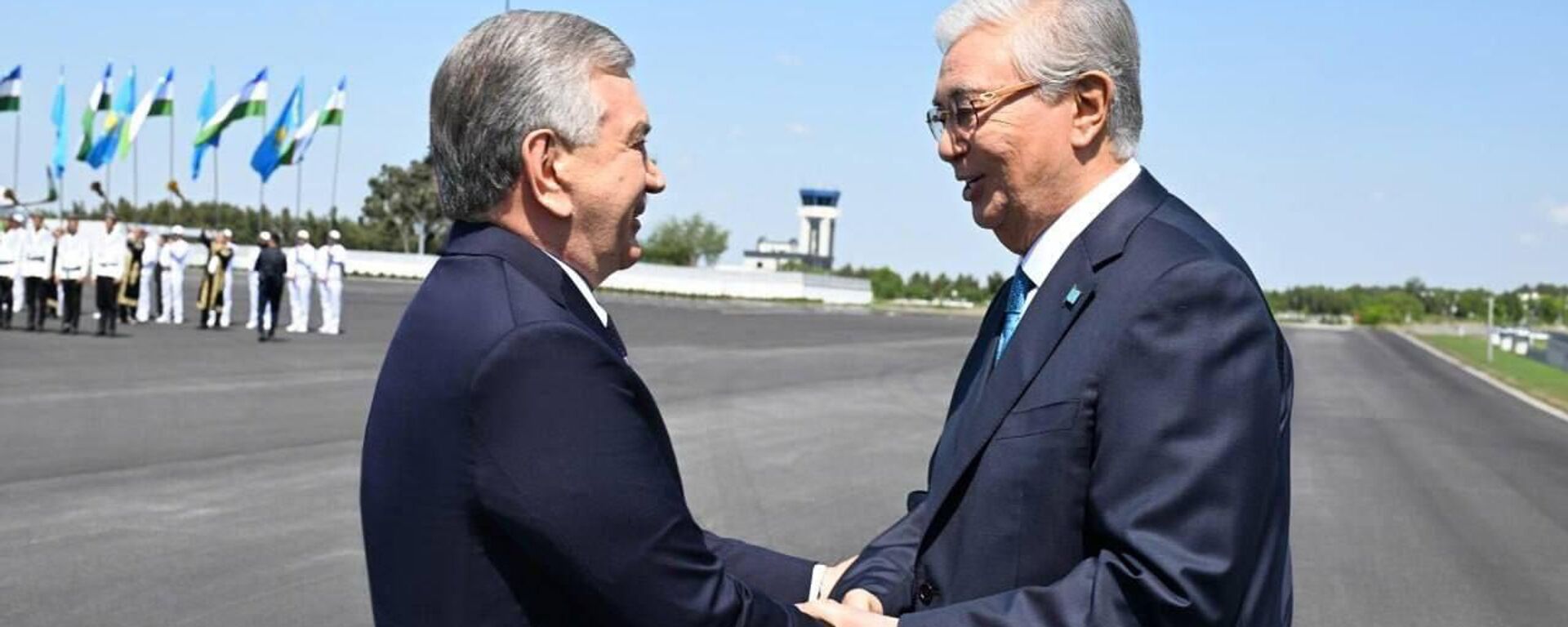 Шавкат Мирзиёев встретил Касым-Жомарта Токаева в международном аэропорту Бухары - Sputnik Узбекистан, 1920, 11.04.2026