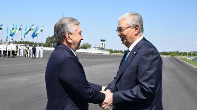 Шавкат Мирзиёев встретил Касым-Жомарта Токаева в международном аэропорту Бухары