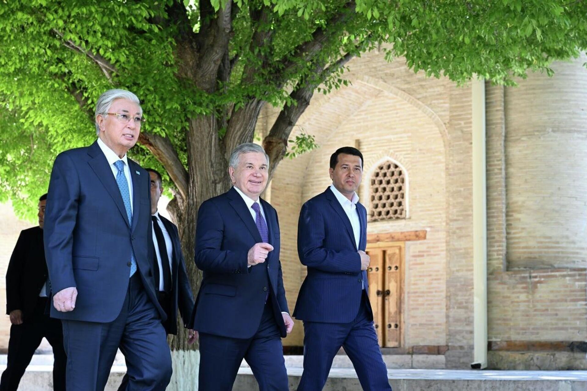 Президент Казахстана Касым-Жомарт Токаев прибыл в Узбекистан с рабочим визитом. - Sputnik Узбекистан, 1920, 11.04.2026