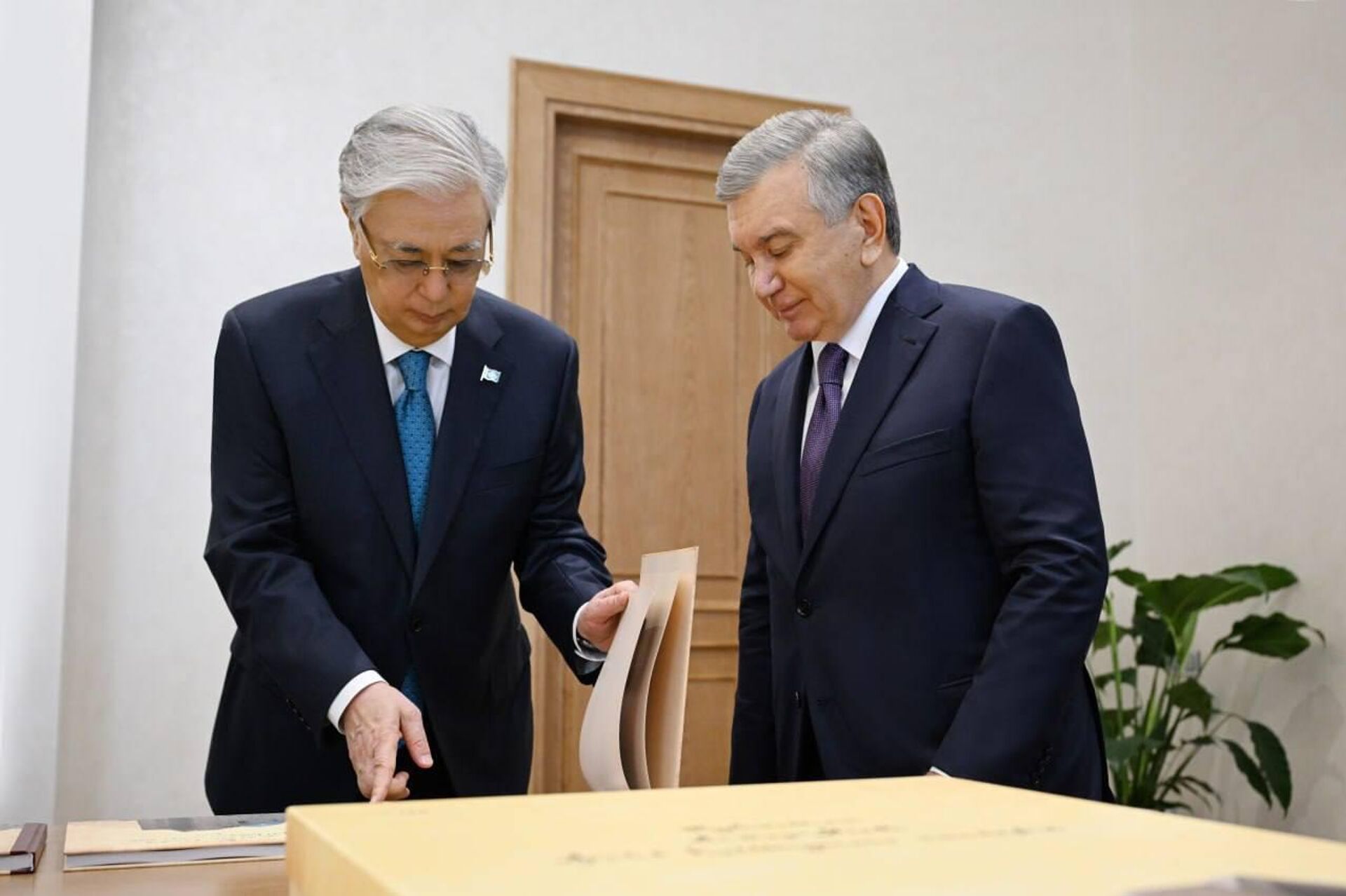 Шавкат Мирзиёев и Касым-Жомарт Токаев ознакомились с деятельностью ситуационного центра Бухарского областного хокимията. - Sputnik Узбекистан, 1920, 11.04.2026