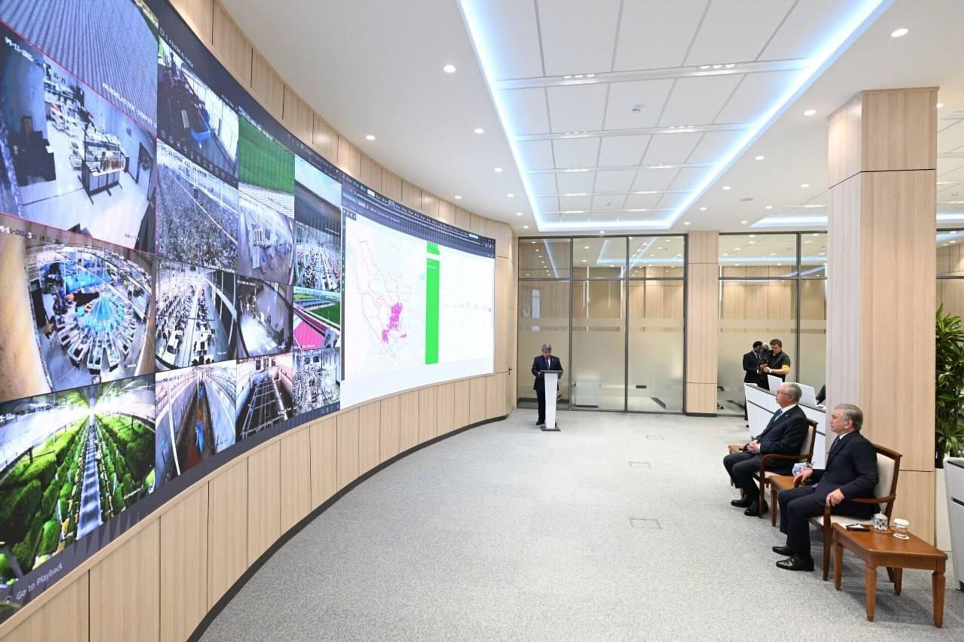 Шавкат Мирзиёев и Касым-Жомарт Токаев ознакомились с деятельностью ситуационного центра Бухарского областного хокимията. - Sputnik Узбекистан, 1920, 11.04.2026