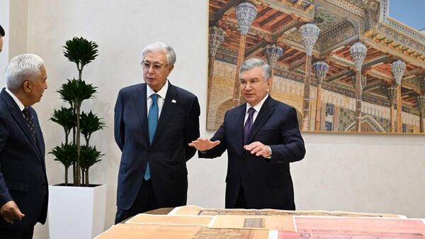 Шавкат Мирзиёев и Касым-Жомарт Токаев ознакомились с деятельностью ситуационного центра Бухарского областного хокимията. - Sputnik Узбекистан