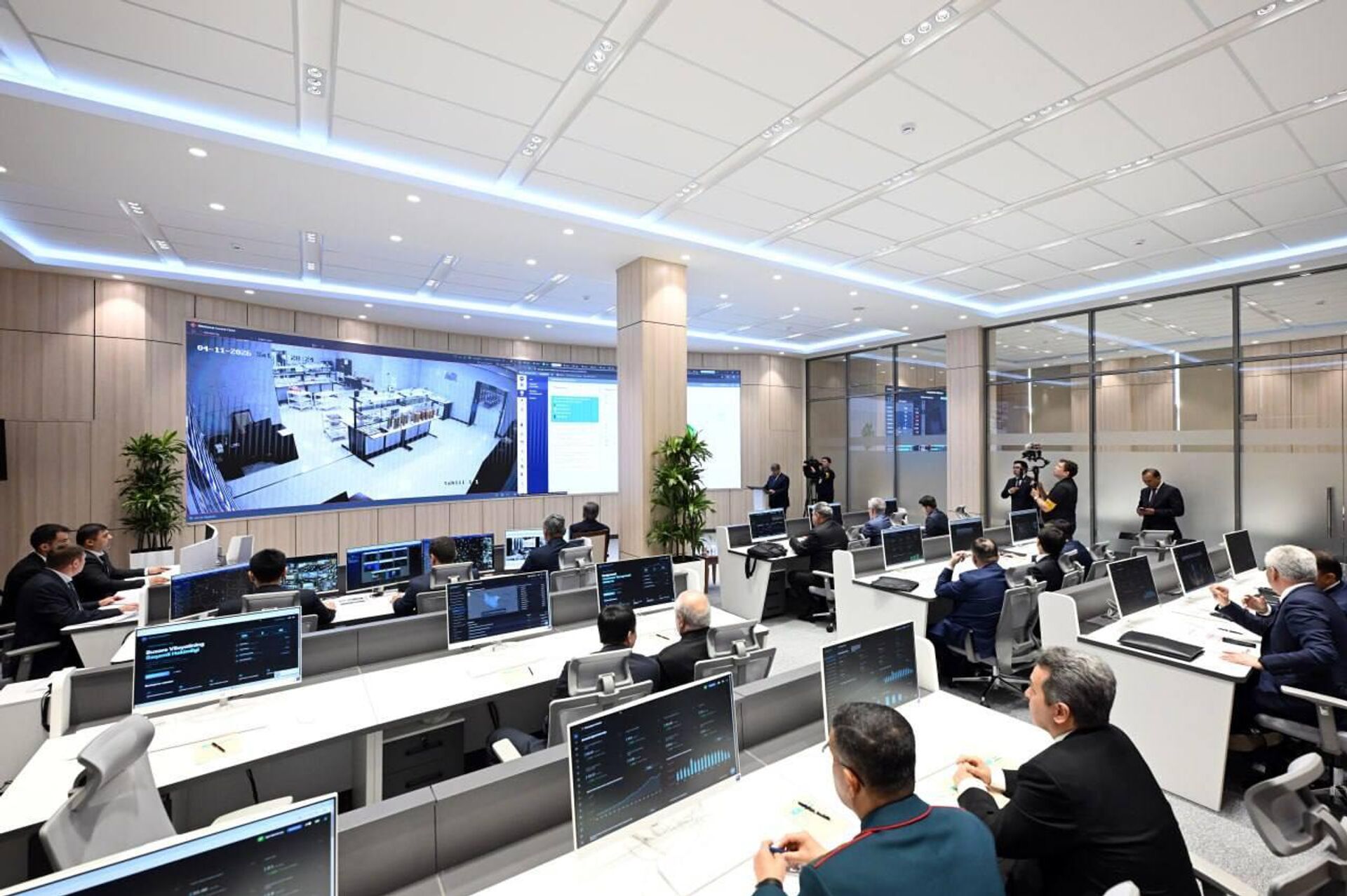 Шавкат Мирзиёев и Касым-Жомарт Токаев ознакомились с деятельностью ситуационного центра Бухарского областного хокимията. - Sputnik Узбекистан, 1920, 11.04.2026