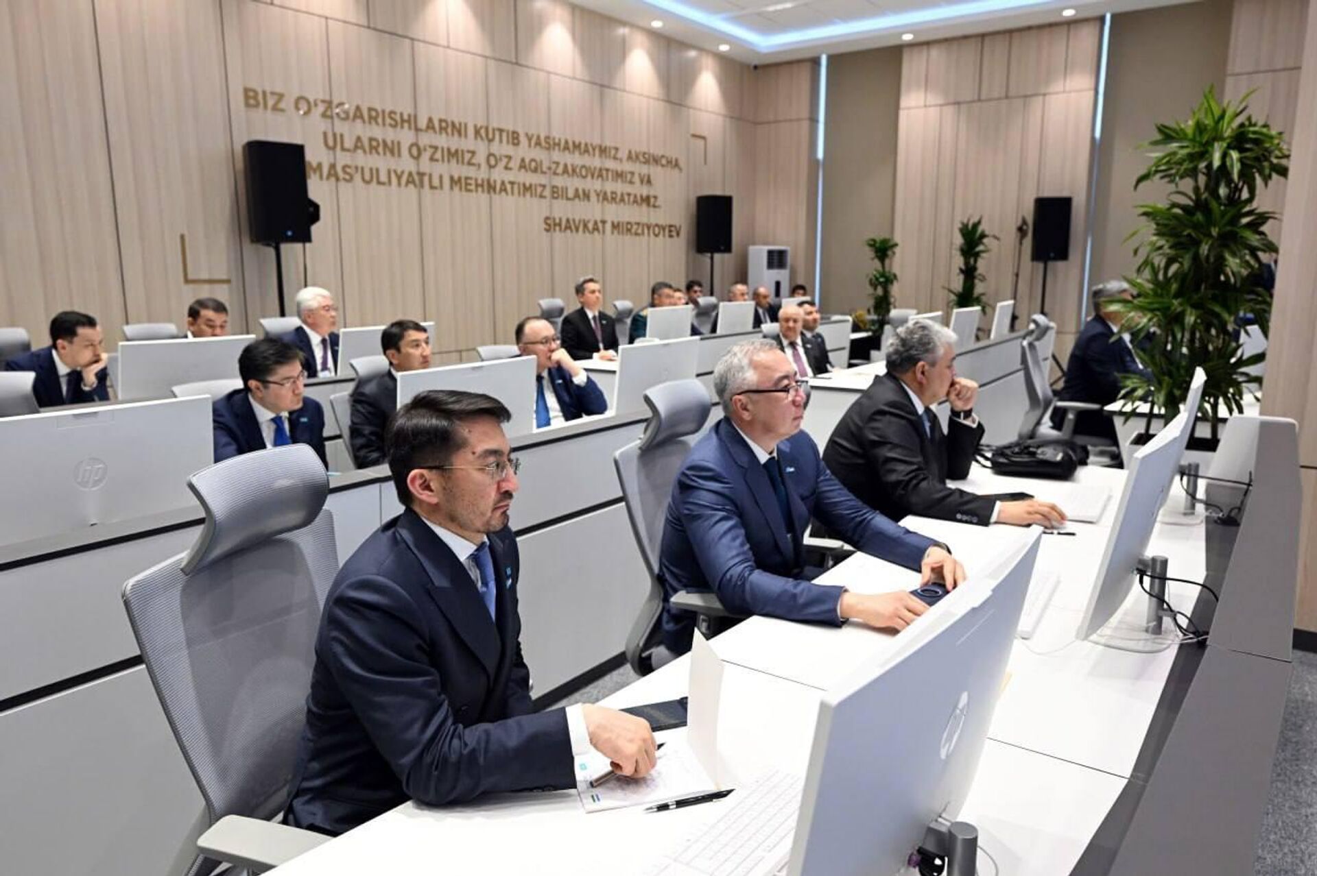 Шавкат Мирзиёев и Касым-Жомарт Токаев ознакомились с деятельностью ситуационного центра Бухарского областного хокимията. - Sputnik Узбекистан, 1920, 11.04.2026