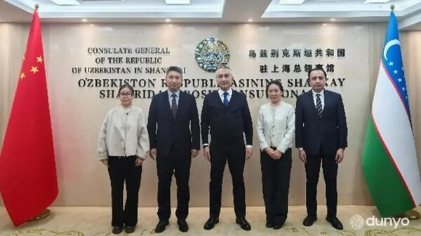 Встреча в Генеральном консульстве Узбекистана в Шанхае с замгенсека Федерации предприятий провинции Шаньси и директором Шанхайского офиса федерации Нэ Вэньцином - Sputnik Узбекистан