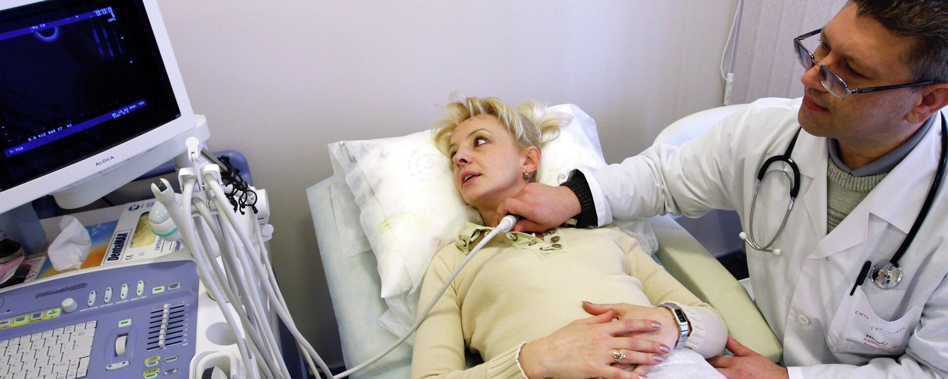 Ультразвуковое исследование щитовидной железы - Sputnik Узбекистан, 1920, 13.04.2026