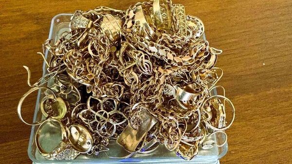 🟠 Таможенники Ташобласти не дали ввезти в страну ювелирные изделия на 525 млн сумов - Sputnik Узбекистан