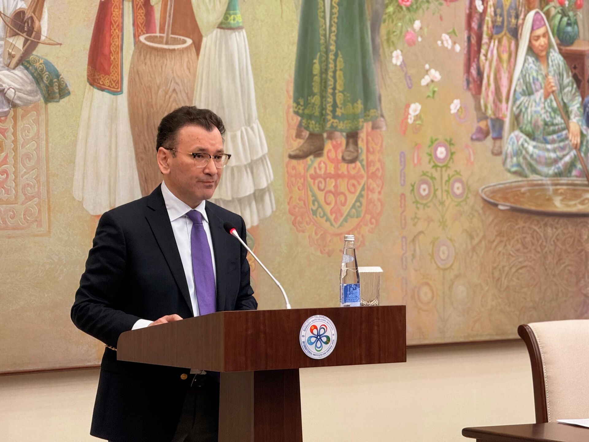 В Международном институте Центральной Азии (МИЦА) прошел круглый стол, посвященный вопросам водной безопасности региона в условиях изменения климата - Sputnik Узбекистан, 1920, 14.04.2026