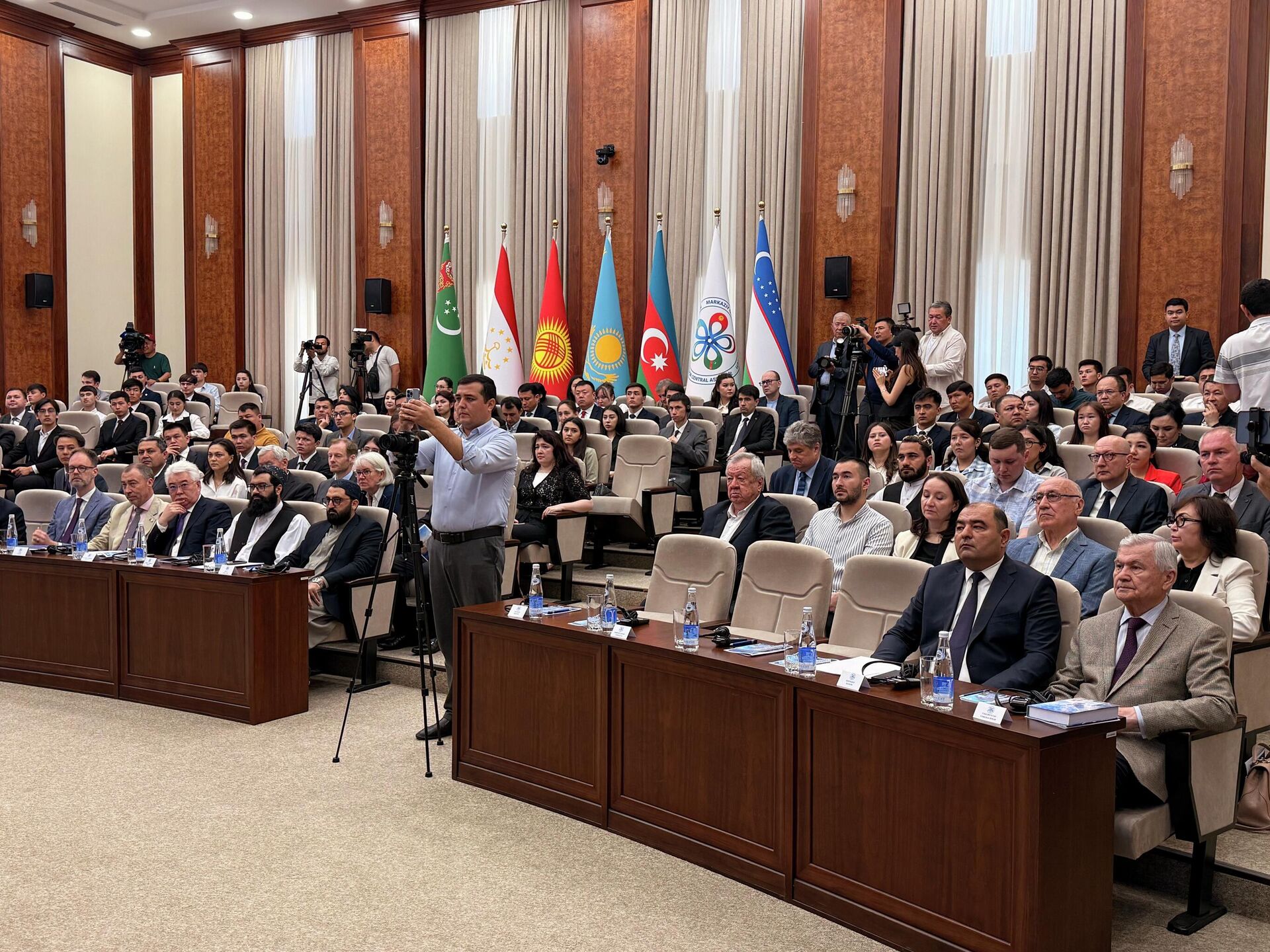 В Международном институте Центральной Азии (МИЦА) прошел круглый стол, посвященный вопросам водной безопасности региона в условиях изменения климата - Sputnik Узбекистан, 1920, 14.04.2026