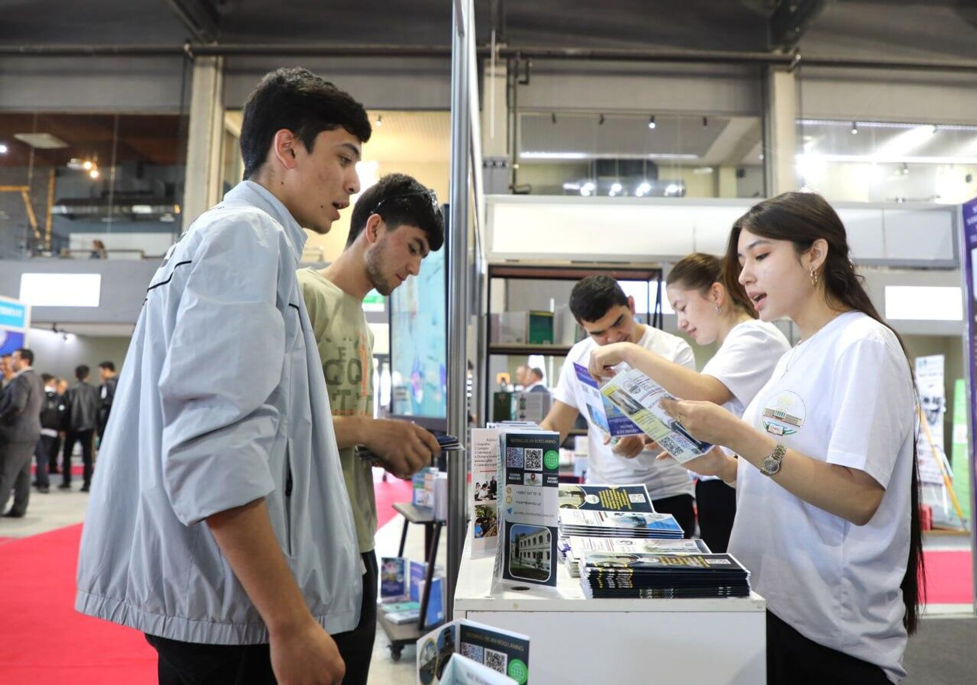 В Самарканде прошла международная образовательная выставка WORLD EDU 2026 - Sputnik Узбекистан, 1920, 15.04.2026