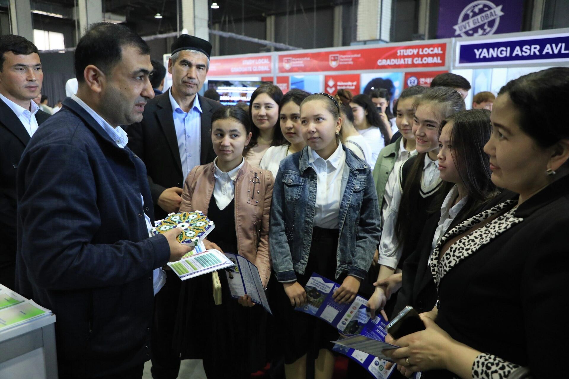 В Самарканде прошла международная образовательная выставка WORLD EDU 2026 - Sputnik Узбекистан, 1920, 15.04.2026
