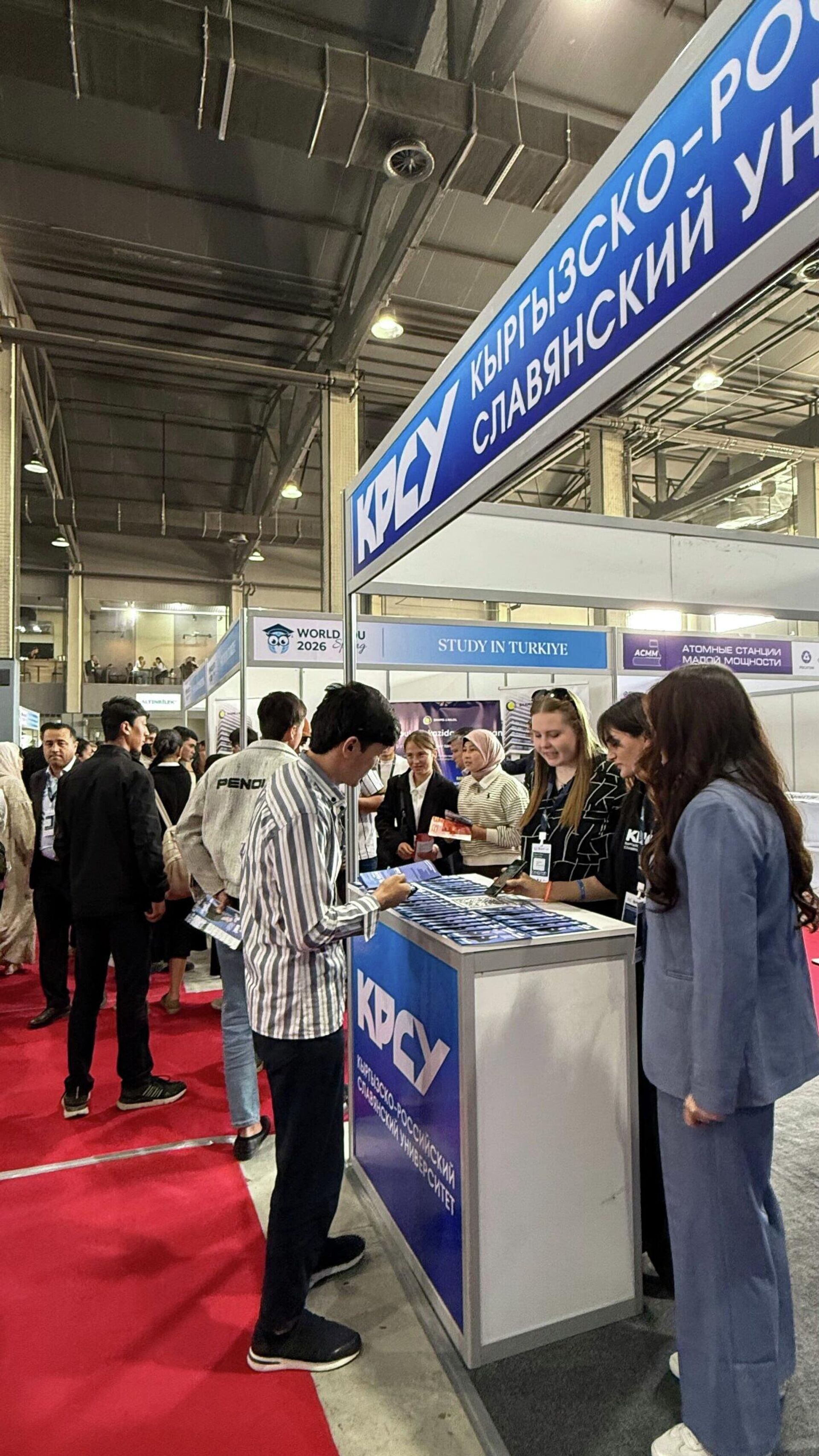 В Самарканде прошла международная образовательная выставка WORLD EDU 2026, - Sputnik Узбекистан, 1920, 15.04.2026