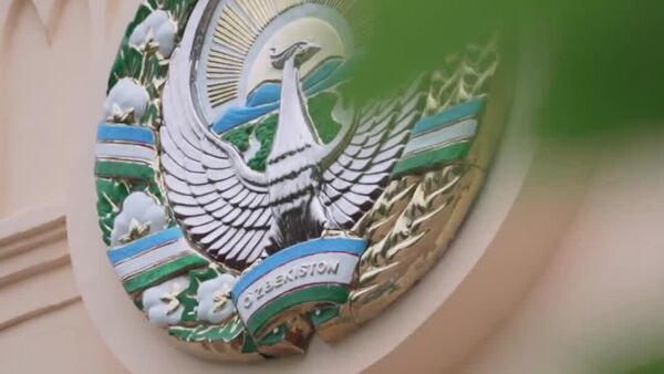 🟠Шавкат Мирзиёев поздравил Фарруха Закирова с 80-летием и наградил народного артиста Узбекистана орденом Буюк хизматлари учун - Sputnik Узбекистан