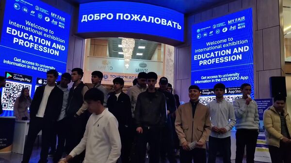 Время выбирать: в Самарканде проходит международная выставка Образование и профессия - Sputnik Узбекистан