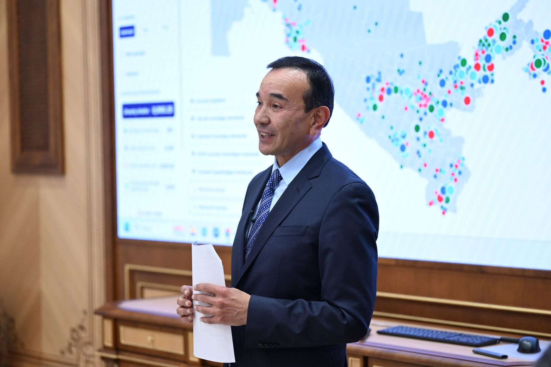 Шавкат Мирзиёев ознакомился с презентацией о ходе работ и новых проектах в сфере культуры и туризма. - Sputnik Узбекистан, 1920, 17.04.2026