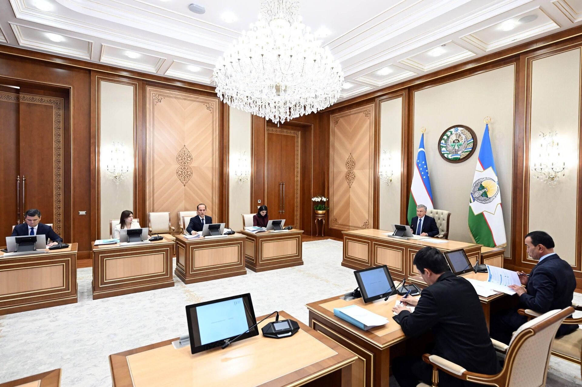 Шавкат Мирзиёев ознакомился с презентацией о ходе работ и новых проектах в сфере культуры и туризма. - Sputnik Узбекистан, 1920, 17.04.2026