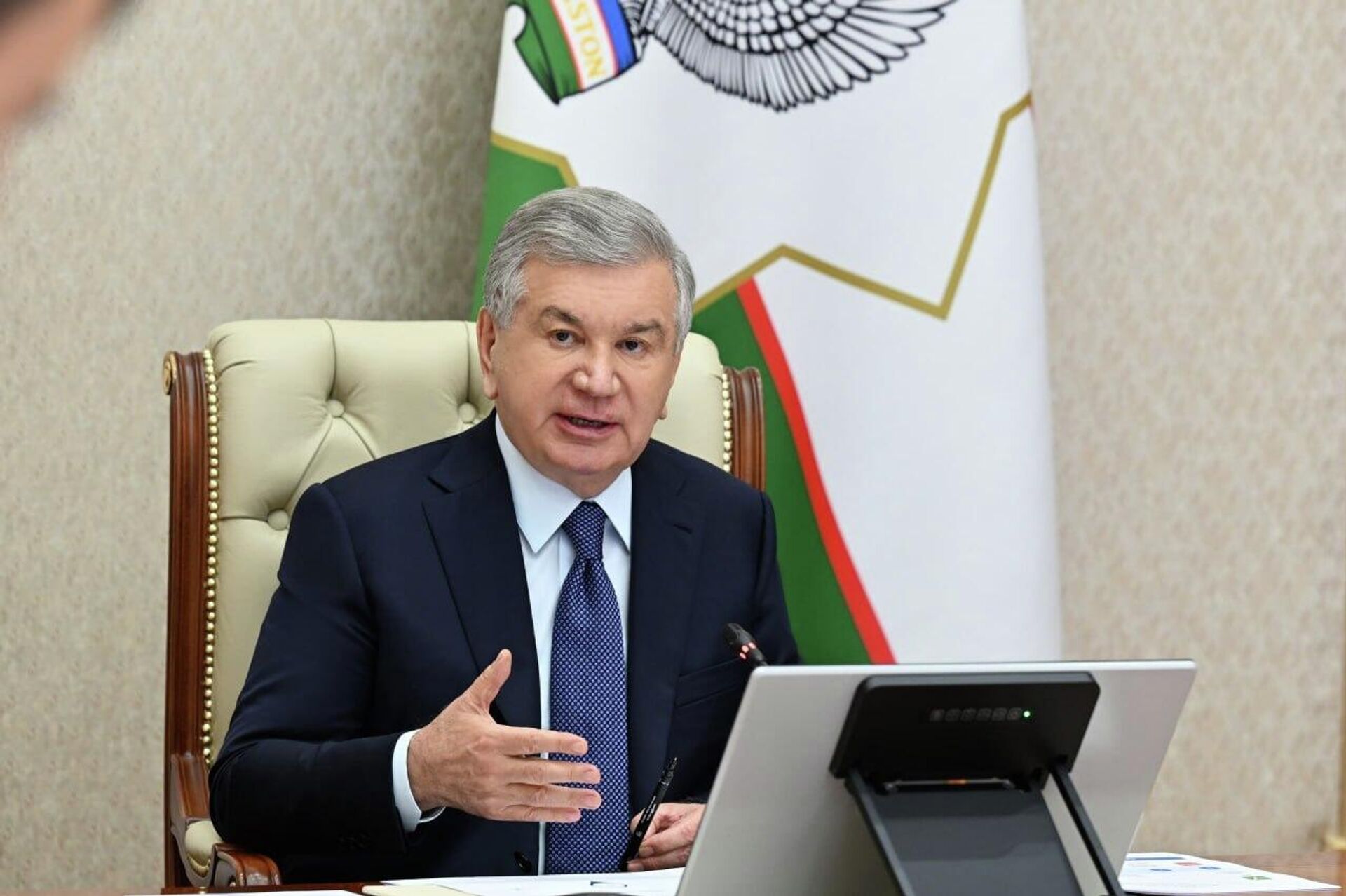 Шавкат Мирзиёев провел совещание по обеспечению высоких темпов роста экономики и расширению условий для предпринимательской деятельности в Ташкенте. - Sputnik Узбекистан, 1920, 17.04.2026
