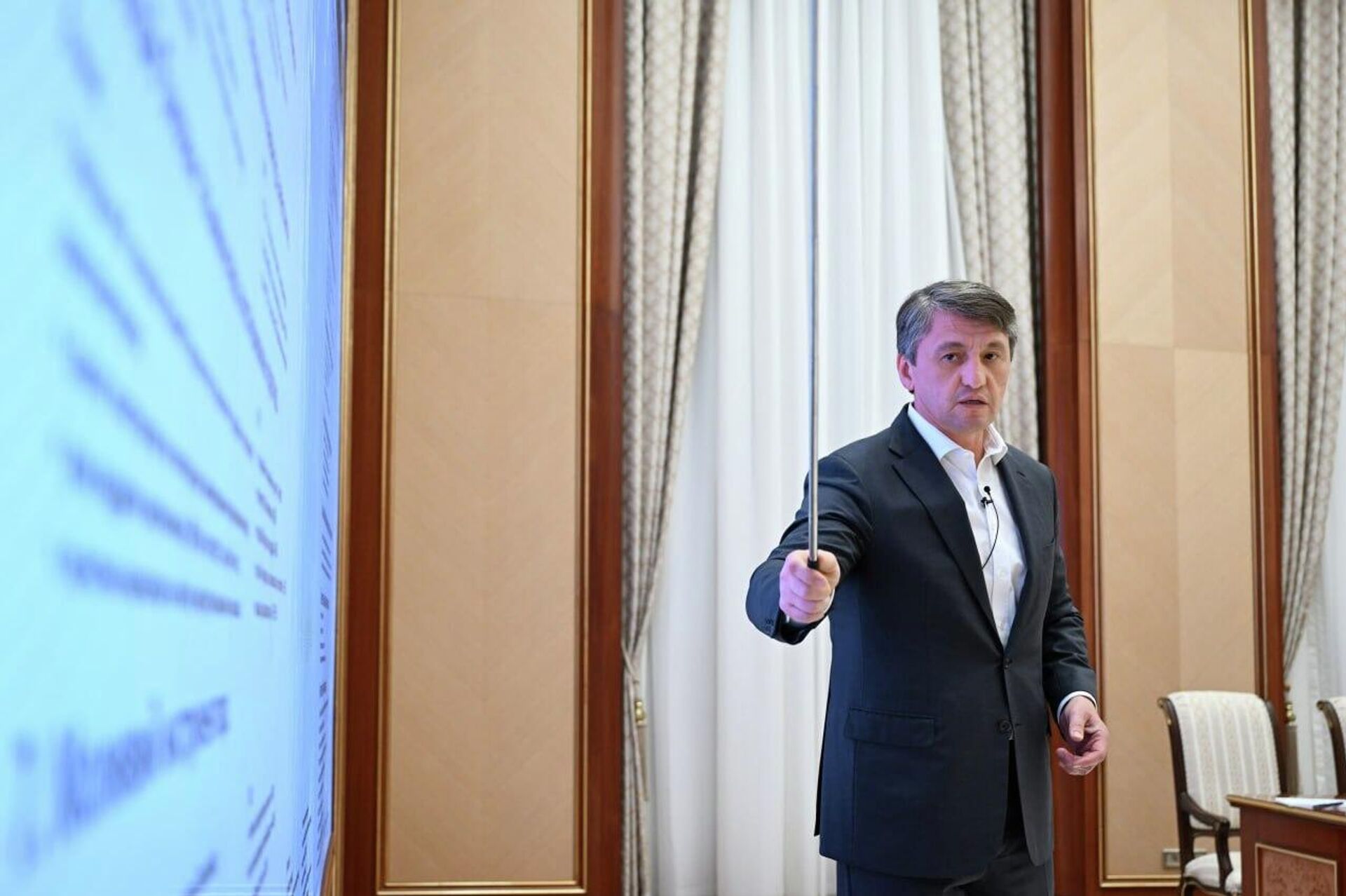 Шавкат Мирзиёев провел совещание по обеспечению высоких темпов роста экономики и расширению условий для предпринимательской деятельности в Ташкенте. - Sputnik Узбекистан, 1920, 17.04.2026