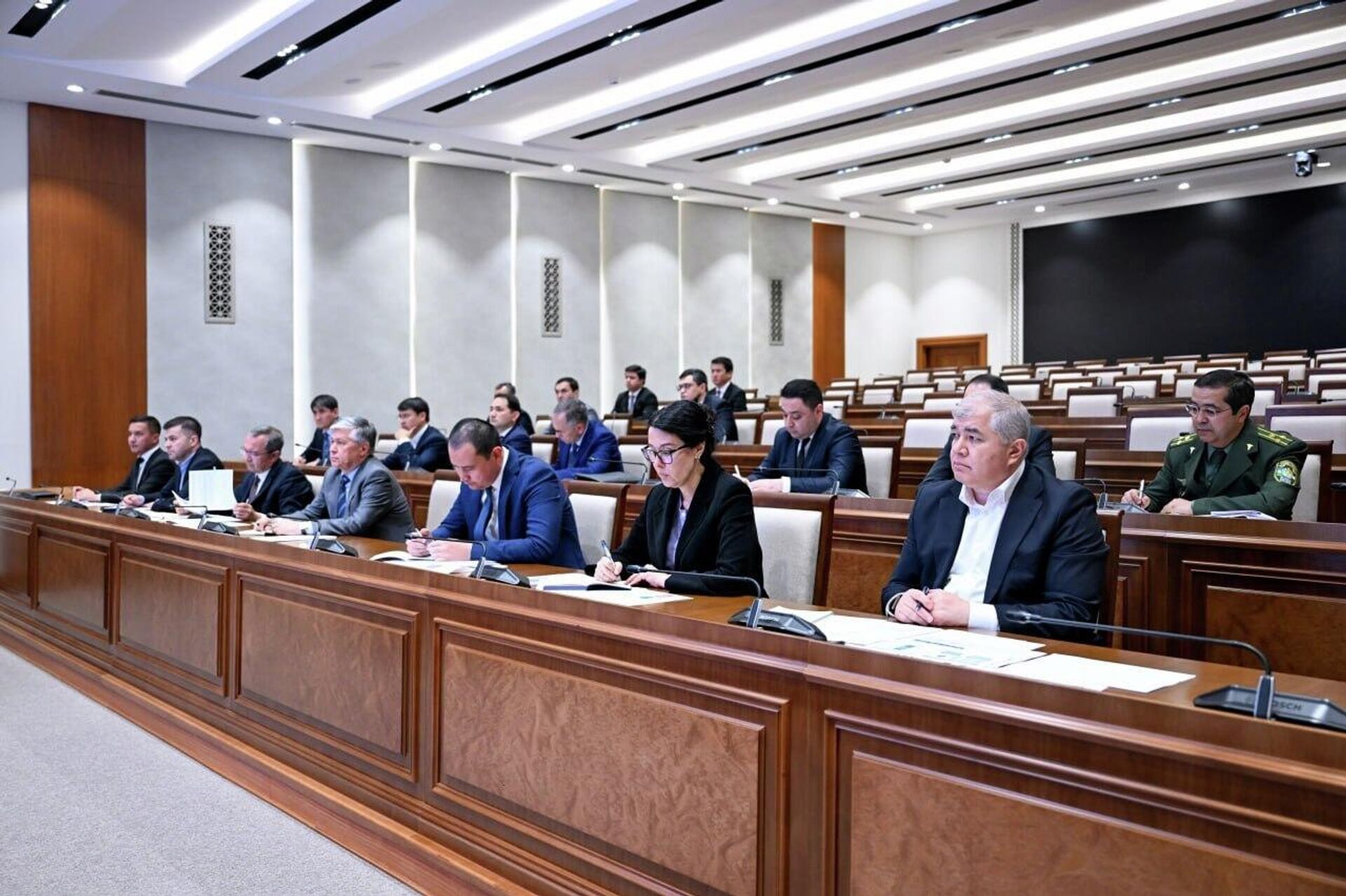 Шавкат Мирзиёев провел совещание по обеспечению высоких темпов роста экономики и расширению условий для предпринимательской деятельности в Ташкенте. - Sputnik Узбекистан, 1920, 17.04.2026