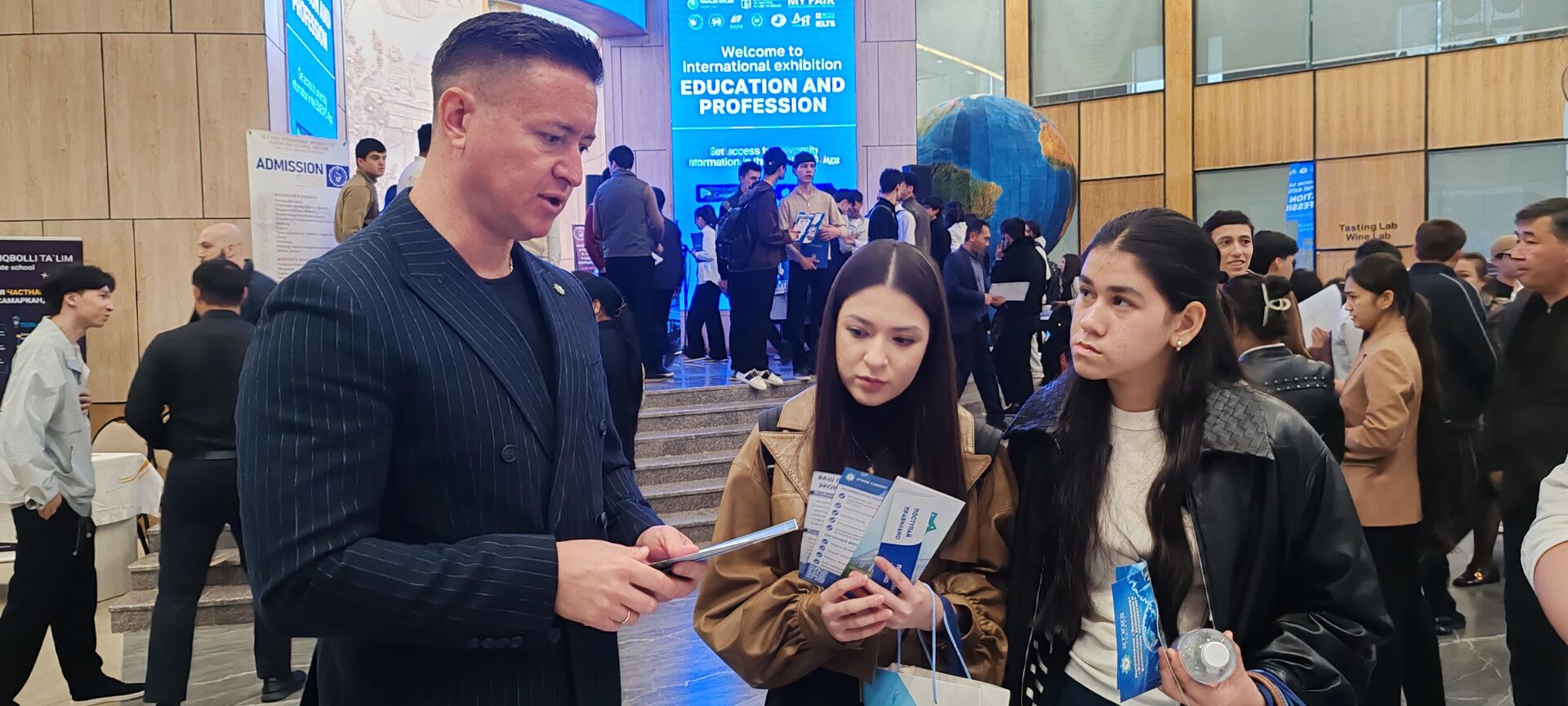 В Самарканде прошла международная выставка Образование и профессия - Sputnik Узбекистан, 1920, 17.04.2026