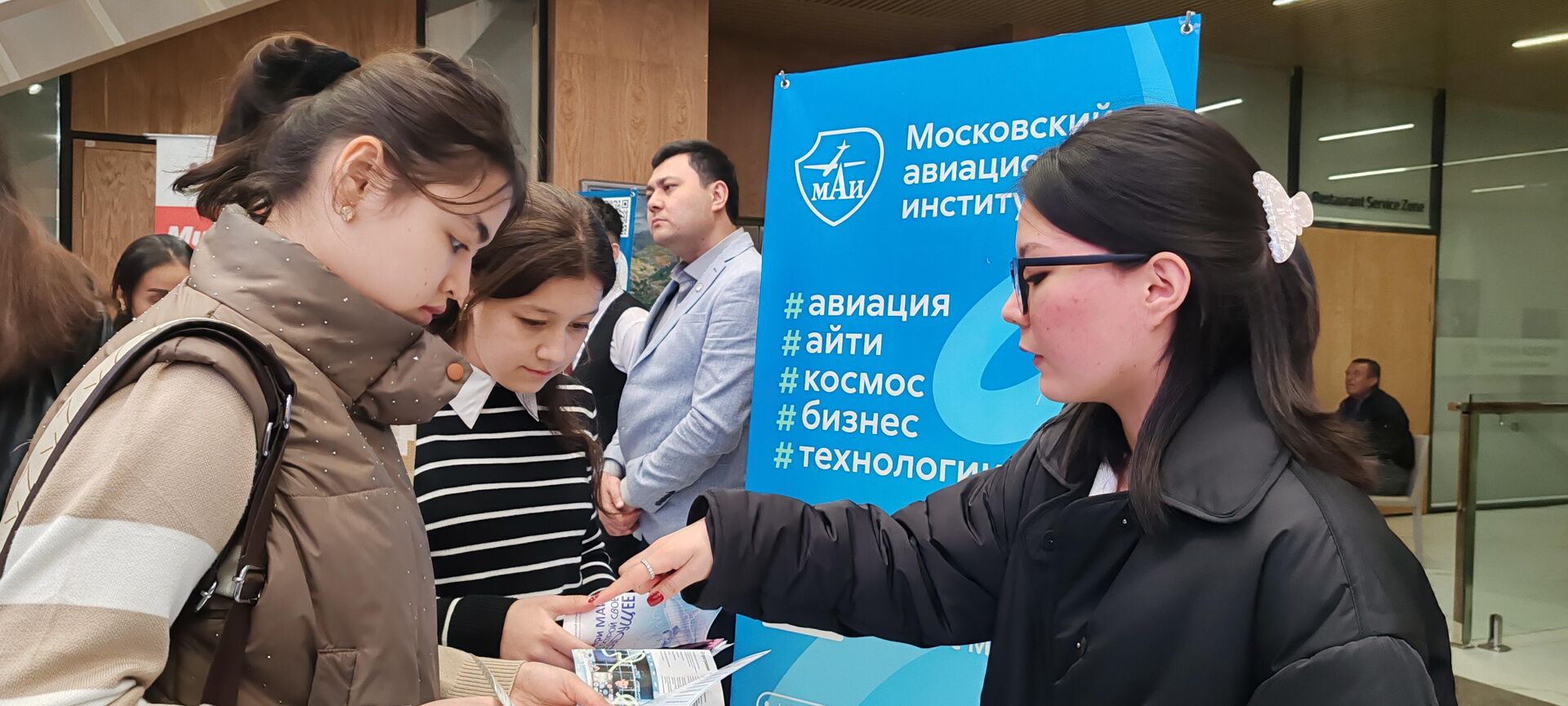 В Самарканде прошла международная выставка Образование и профессия - Sputnik Узбекистан, 1920, 17.04.2026