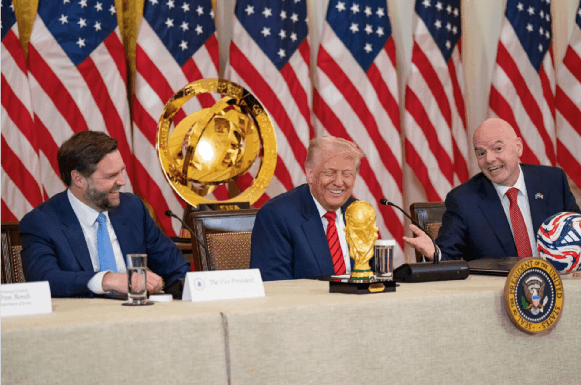 Prezident FIFA D.Infantino, D.Tramp i J.D.Vens - Sputnik O‘zbekiston, 1920, 17.04.2026