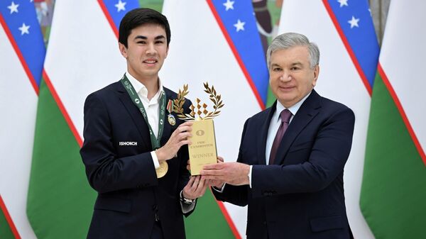 Шавката Мирзиёев наградил Жавохира Синдарова - Sputnik Ўзбекистон